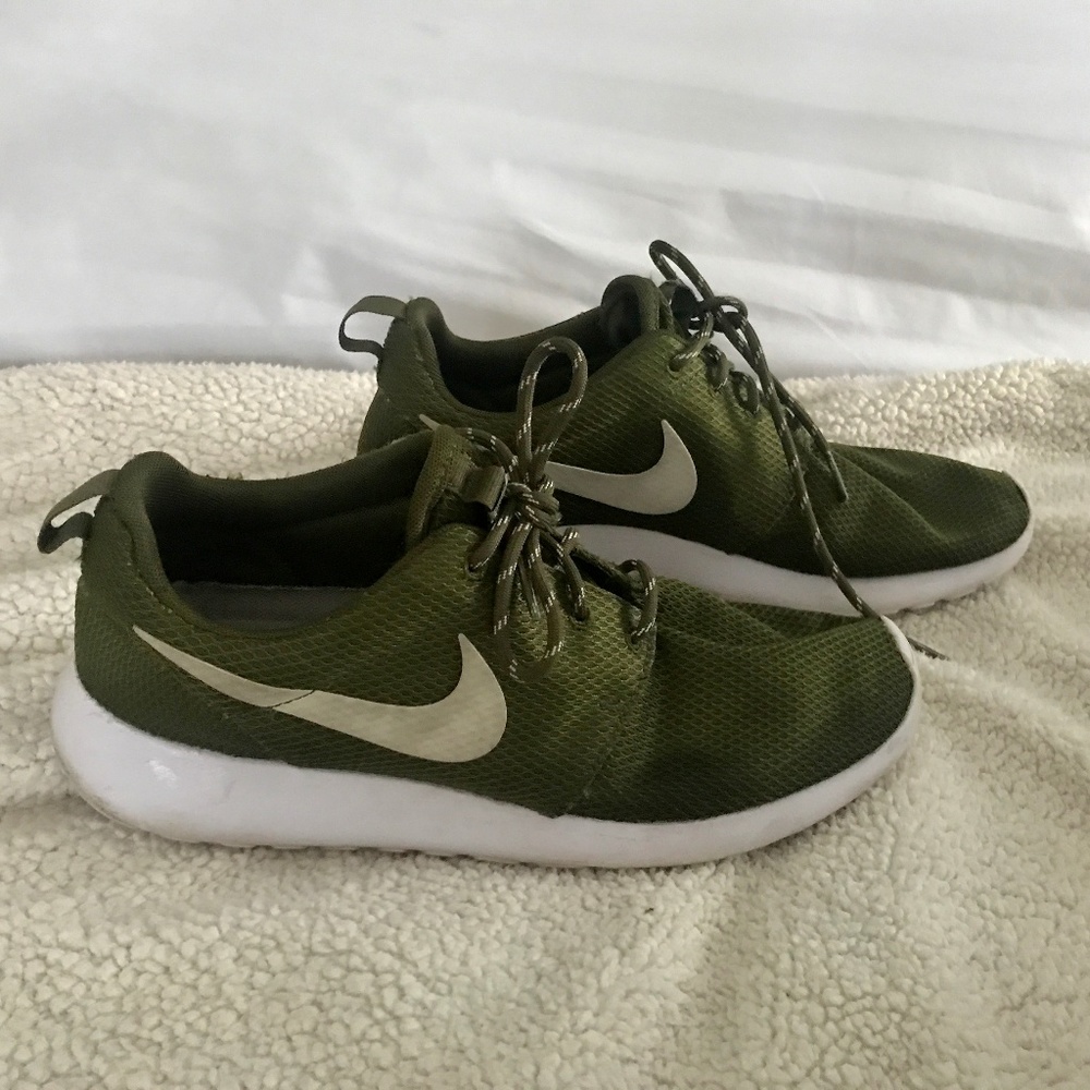 Nike Roshe One in Olive Green